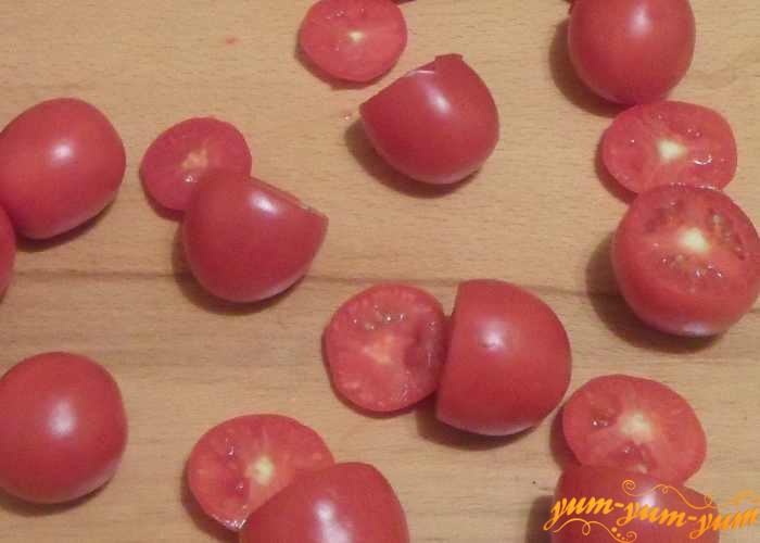 Срезать верхнюю часть помидора вокруг плодоножки и вынуть всю мякоть