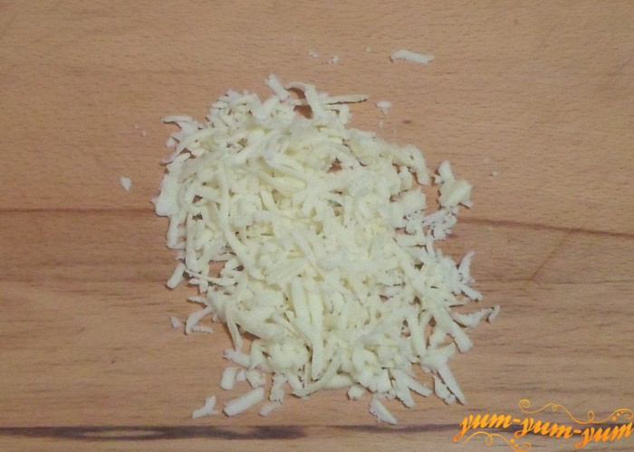 Сыр натереть на терке или нарезать кубиками 