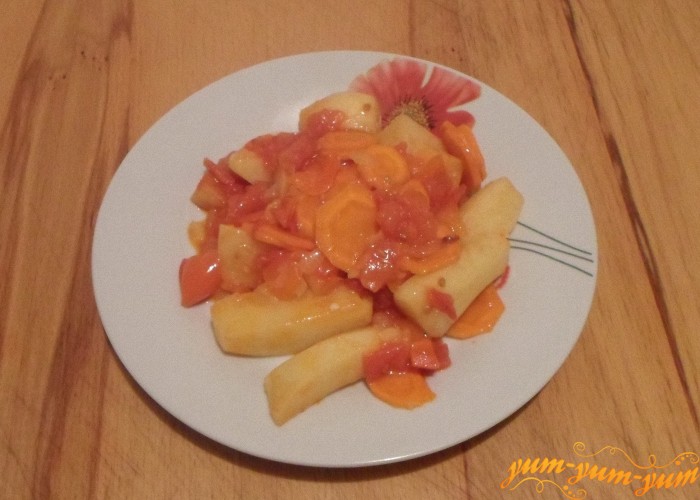 Тушеную картошку с помидорами подаем к столу