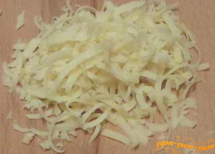 Твердый сыр натереть на крупной или мелкой терке