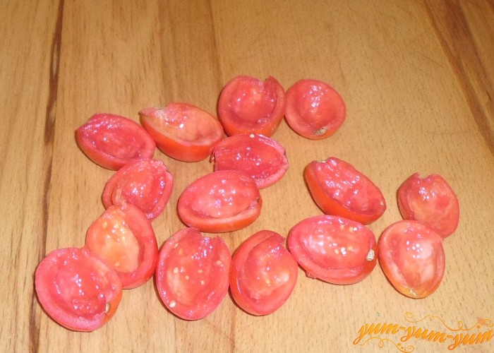 У помидоров вынуть мякоть и выложить на противень