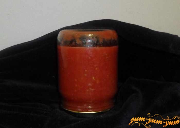 Укутать банки с томатным соусом в теплую ткань