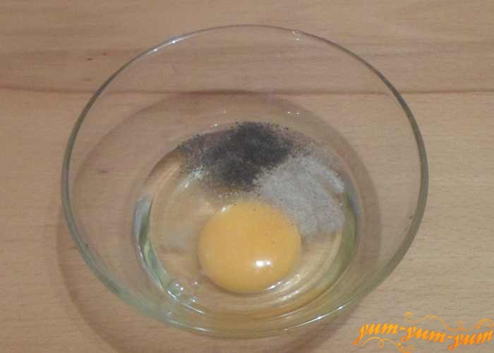 В удобной миске взбить яйцо с солью и специями