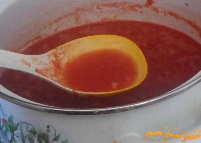 Варить томатный соус на медленном огне