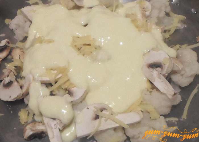 Залить цветную капусту, грибы и сыр яичной смесью