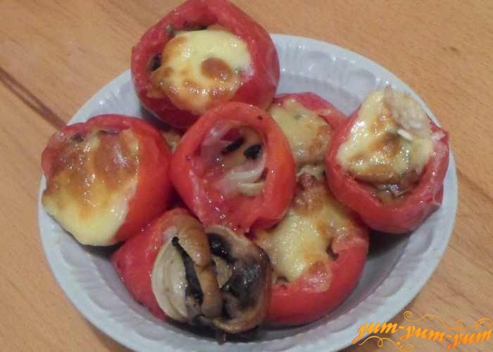 Запеченные помидоры, фаршированные грибами можно подавать к столу
