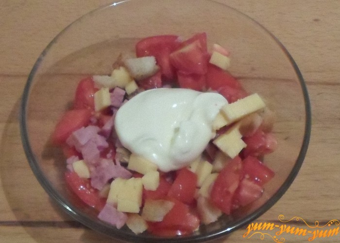 Заправить салат с помидорами, сыром и сухариками майонезом