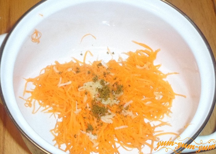 Добавляйте специи по вкусу в морковь по корейски