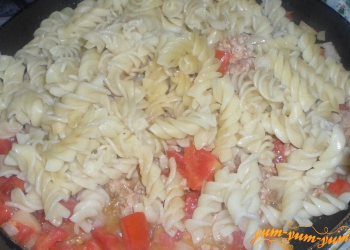 Готовые макароны добавить к овощам в сковороде