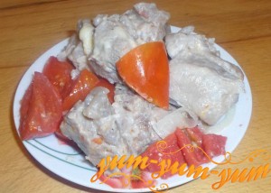 Как приготовить тушеную свинину с помидорами в мультиварке
