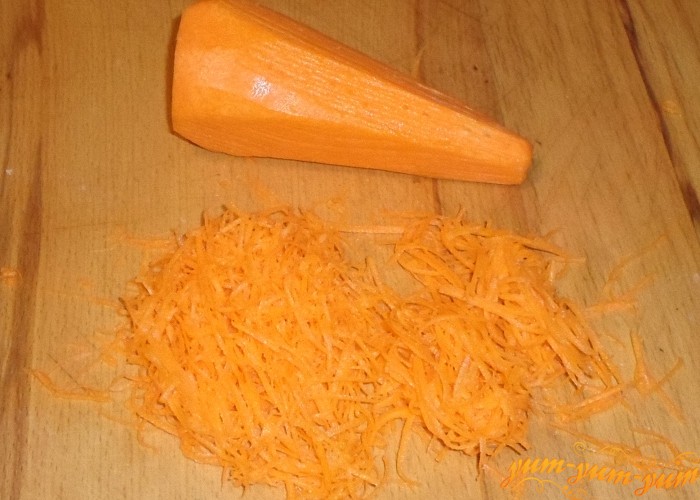 Морковь помыть очистить и натереть на специальной терке