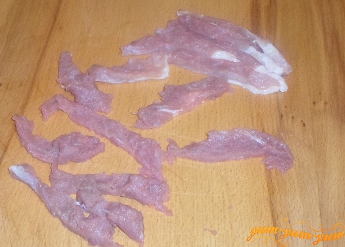 Мясо отбить и разрезать на полоски 