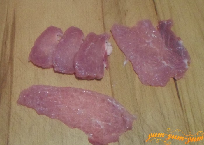Мясо разрезать небольшими кусочками и хорошо отбить