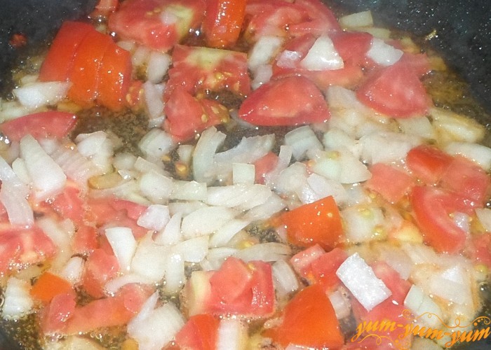 На сковороде обжарить помидоры с луком