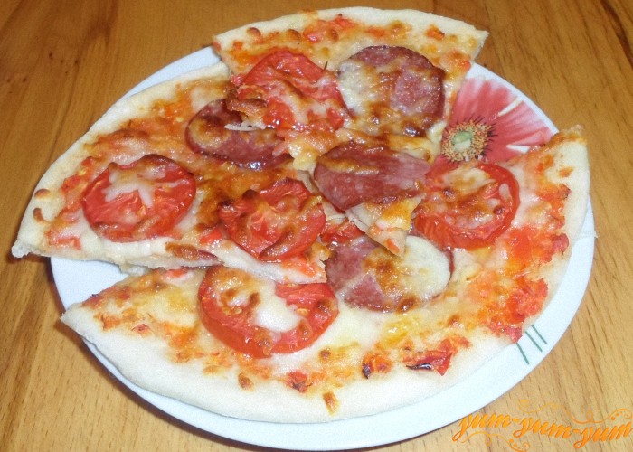 Пиццу из колбасы, сыра и помидоров подаем к столу