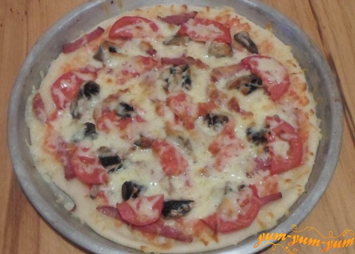 Пиццу с грибами, колбасой и помидорами можно подавать к столу