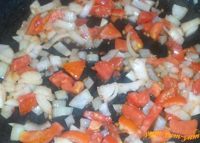 Потушить лук и помидоры на сковороде