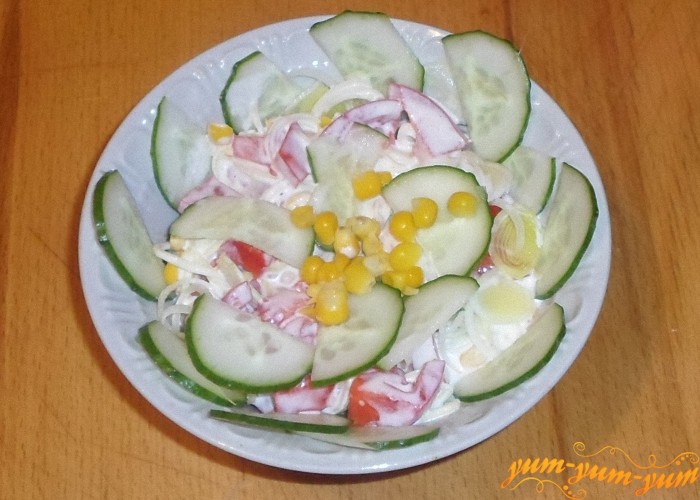 Салат из кукурузы, помидоров и огурцов подать к столу