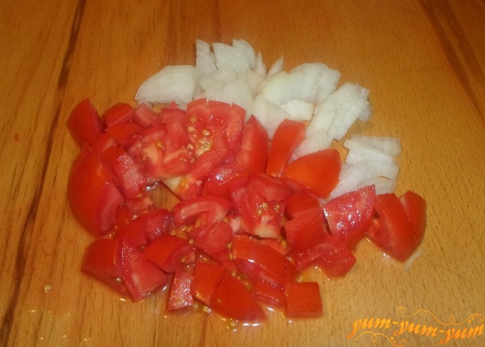 Спелые помидоры и репчатый лук нарезать мелкими кубиками