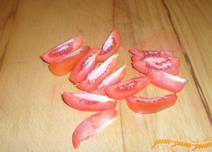 Спелые помидоры нарезать кусочками произвольной формы