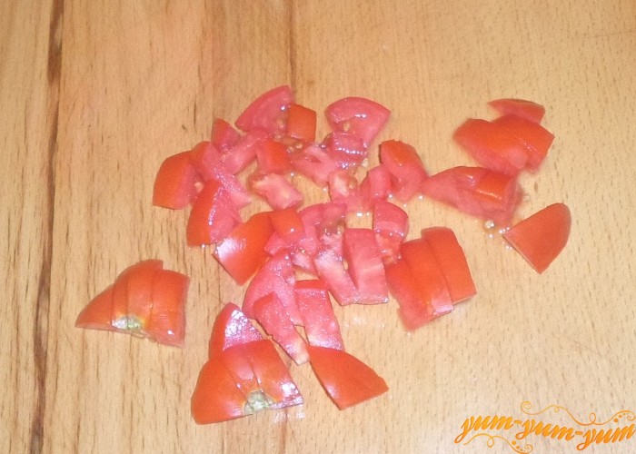 Спелые помидоры нарезать мелкими кубиками 