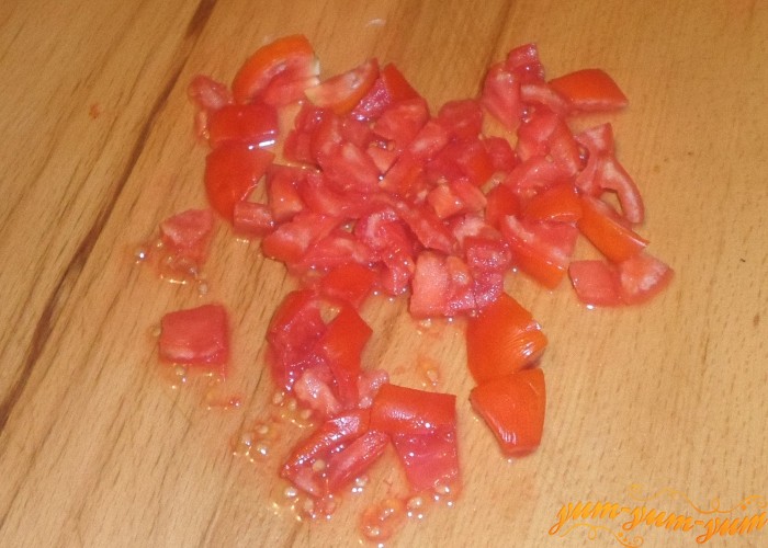 Спелые помидоры нарезать мелкими кусочками