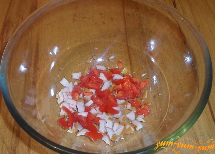 Спелые помидоры порезать средними кубиками