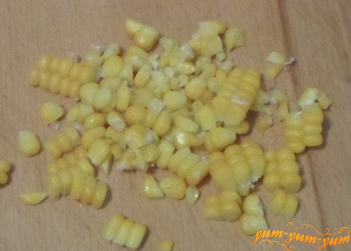 Свежую кукурузу нужно отварить и срезать зерна