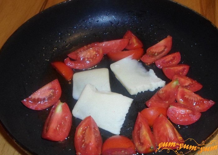 Сыр нарезать тонкими пластинками и добавить их на сковороду