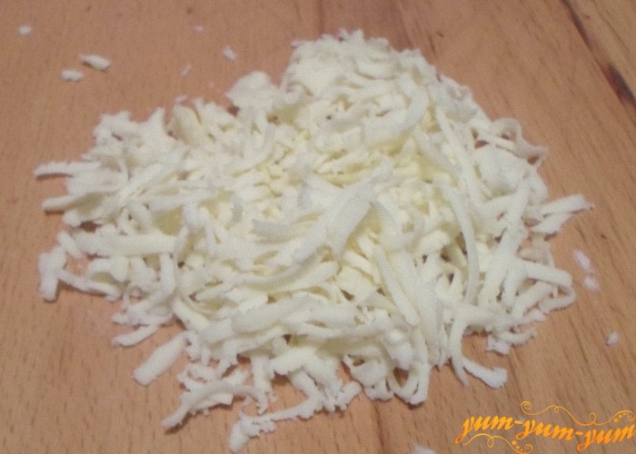 Сыр натереть на средней терке