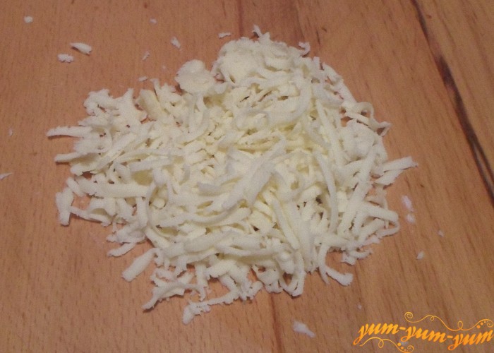 Сыр размять или натереть на терке