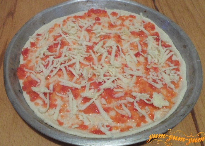 Сыром посыпать слой томата