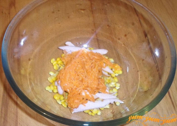 В салатнице смешать кукурузные зерна морковь и курицу