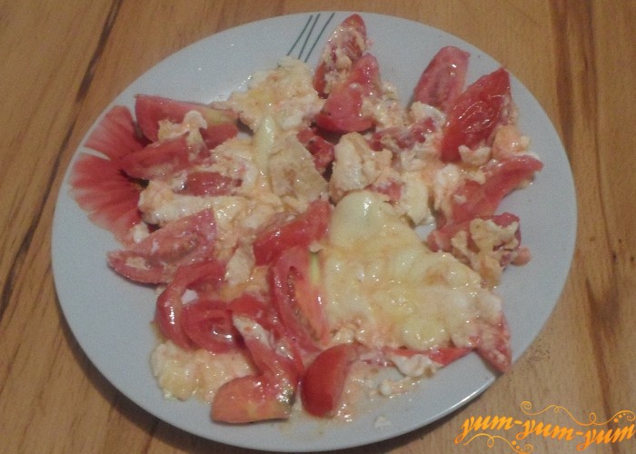Вкусная яичница с помидорами готова