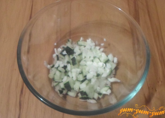 Яичный белок нарезать мелко и добавить в салат