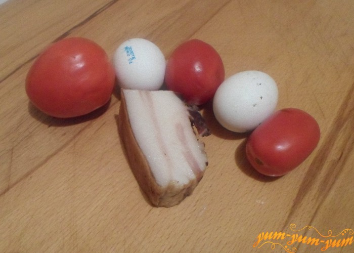 Яйца помидоры бекон