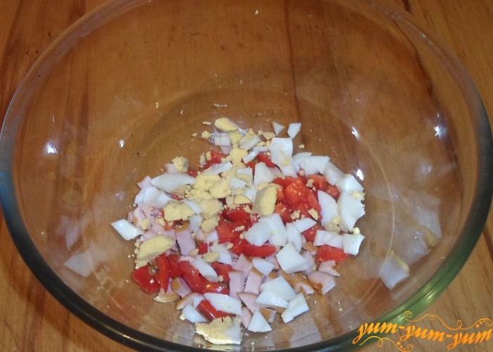 Яйца сварить вкрутую и нарезать в салат