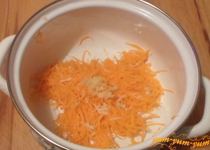 Зубчик чеснока натереть на терке, добавить в морковь