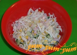 Как приготовить салат из капусты, колбасы и кукурузы