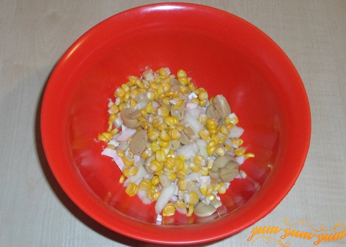 Консервированную кукурузу добавить в салат