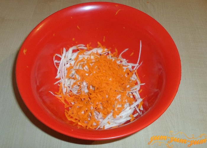 Морковь очистить и натереть на терке