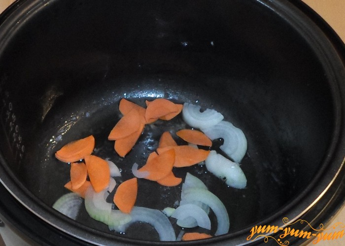 На растительном масле обжарить лук с морковью