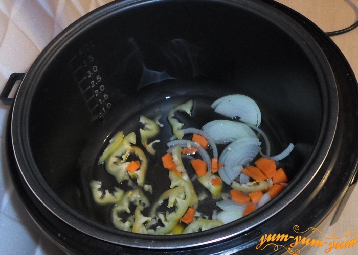Обжарить лук до легкого золотистого оттенка добавить морковь и перец