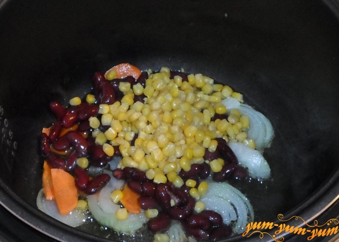Перец кукурузу и фасоль добавить к жареным овощам