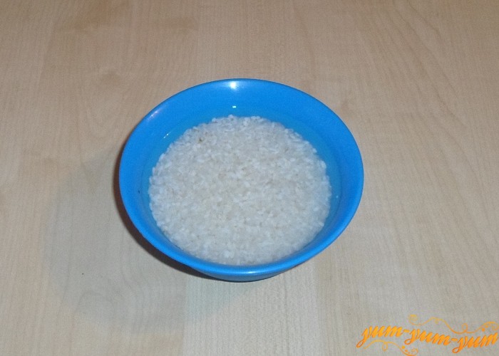 Рис нужно хорошо промыть и залить водой