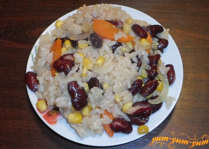 Рис с кукурузой и овощами можно подавать к столу