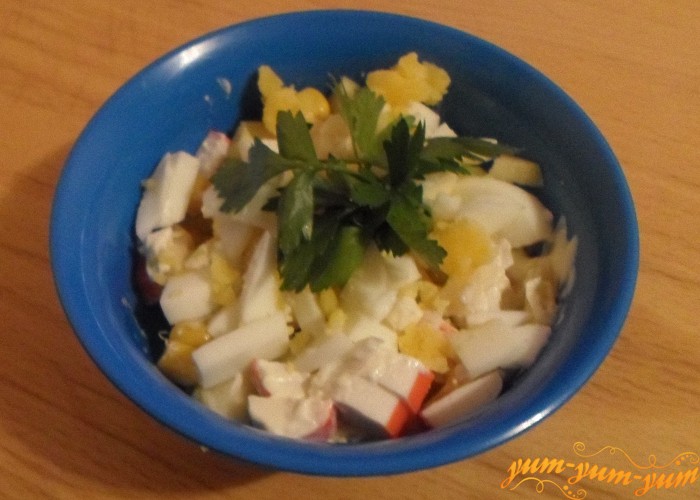 Салат с крабовыми палочками, кукурузой и яблоком можно подавать к столу