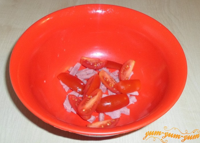 Свежие помидоры разрезать на четыре части