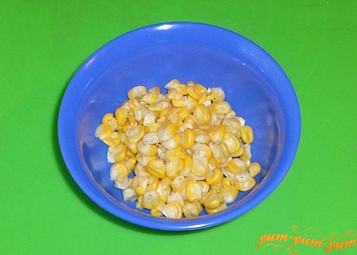 Свежую кукурузу сварить и срезать зерна