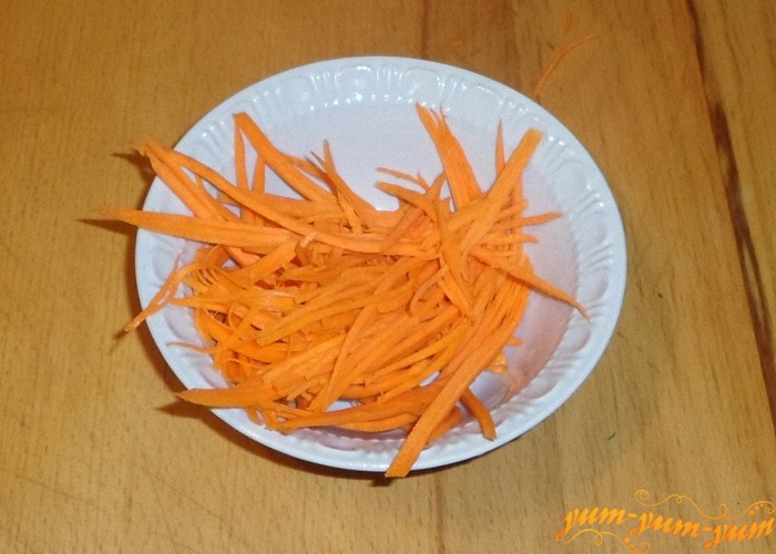 Свежую морковь очистить и натереть на специальной терке